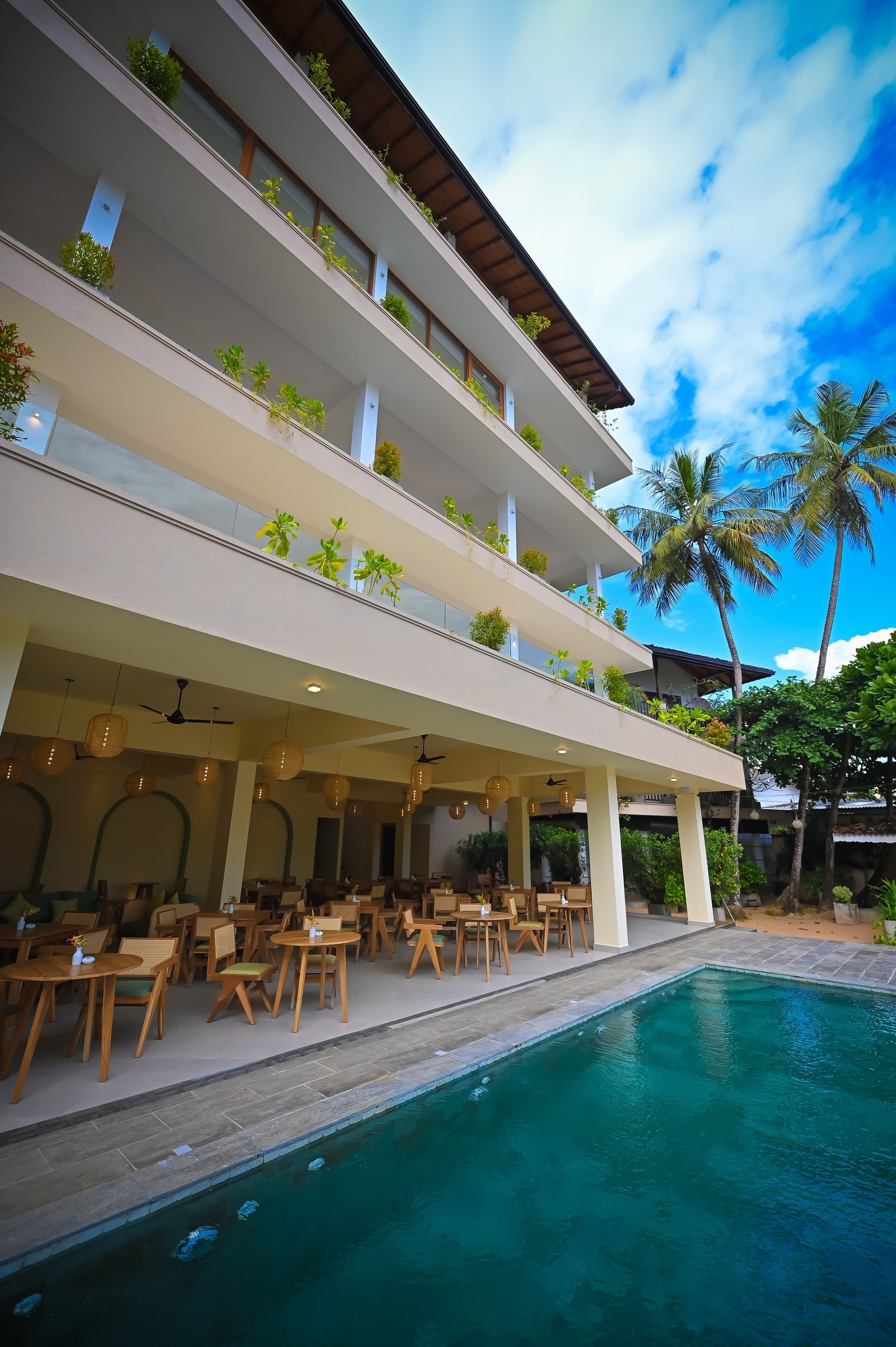Kingfisher Beach Hotel and pool